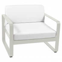 FAUTEUIL BELLEVIE, Coussin blanc grisé, Gris argile de FERMOB