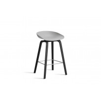 Tabouret AAS32 LOW de Hay, H.64, Pieds chêne noir, Repose-pied inox, Concrete Grey 2.0