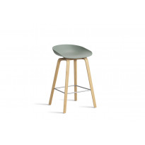 Tabouret AAS32 LOW de Hay, H.64, Pieds en chêne vernis naturel, Repose-pieds inox, Fall green 2.0