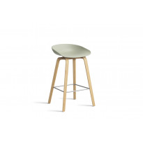 Tabouret AAS32 LOW de Hay, H.64, Pieds en chêne vernis naturel, Repose-pides inox, Pastel green 2.0