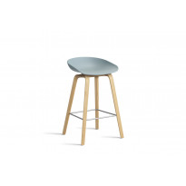 Tabouret AAS32 LOW de Hay, H.64, Pieds en chêne vernis naturel, Repose-pieds inox, Dusty blue 2.0