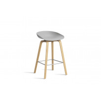 Tabouret AAS32 LOW de Hay, H.64, Pieds en chêne vernis naturel, Repose-pieds inox, Concrete grey 2.0