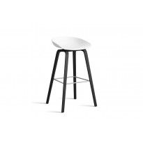 Tabouret AAS32 HIGH de Hay, H.74, Pieds en chêne noir, Repose-pieds inox, White 2.0