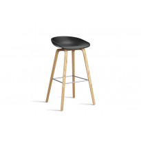 Tabouret AAS32 HIGH de Hay H.74, Pieds en chêne vernis naturel, Repose-pieds inox, Black 2.0