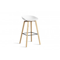 Tabouret AAS32 HIGH de Hay H.74, Pieds en chêne vernis naturel, Repose-pieds noir, White 2.0