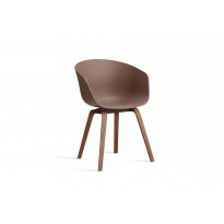 Fauteuil AAC 22, Piétement noyer vernis naturel de Hay, Soft brick 2.0