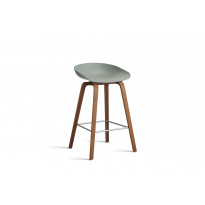 Tabouret AAS32 LOW de Hay, H.64, Pieds en noyer vernis naturel, Repose-pieds inox, Fall green 2.0