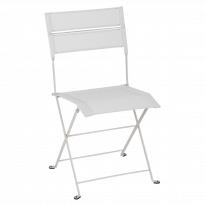 CHAISE PLIANTE LATITUDE MONOCHROME Gris argile Stéréo de FERMOB