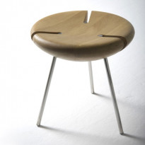 TABOURET BAS TRIBO, Chêne naturel de OBJEKTO