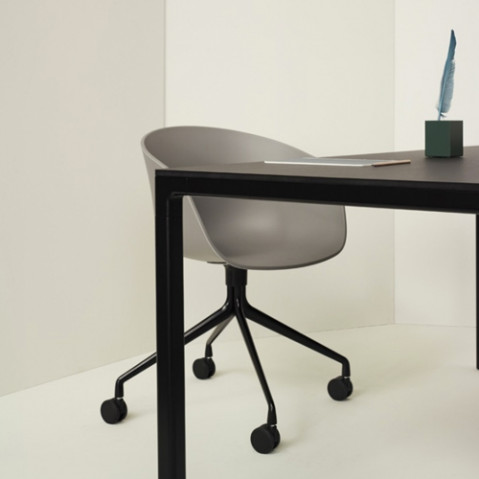 fauteuil roulettes about a chair hay blanc